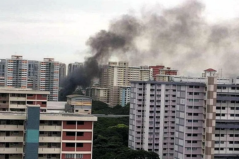 ASAP DARI BLOK: Kelihatan asap hitam berkepul-kepul naik dari blok flat di Bedok South. - Foto YEOW KAI CHAI