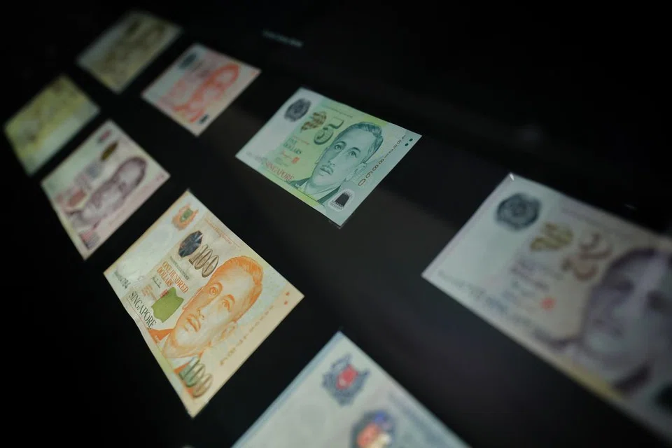 DOLAR SINGAPURA: Walaupun selepas kemerosotan 2 peratus sejak akhir Disember lalu, mata wang Singapura kekal di tempat atas di kalangan mata wang di Asia.