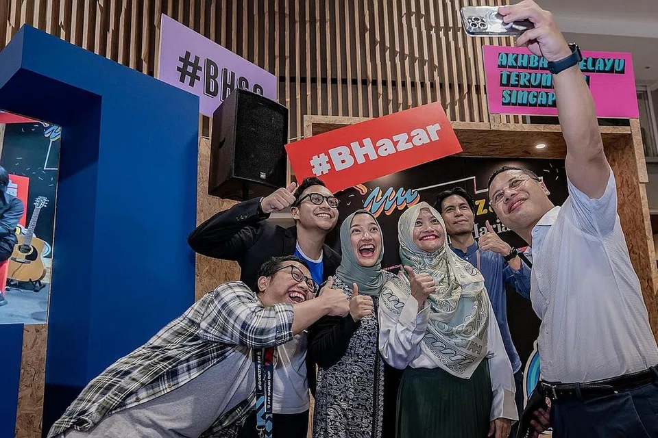 MENGUNJUNGI BHAZAR BH: (dari kanan) Menteri Pembangunan Negara, Encik Desmond Lee; pasukan penganjur BHazar BH, wartawan Encik Muhammad Izwandi Azman; Editor Audiens & Pertumbuhan BH Cik Norhaiza Hashim; Wartawan Cik Natasha Hazirah Mustaffa, Encik Harith Redzuan Mustaffa Qamal dan Encik Muhammad Muhaimin Suzaini. Foto-foto BH oleh NUR DIYANA TAHA