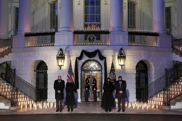 BERTAFAKUR: Encik Biden (kiri) dan Cik Kamala Harris (dua dari kanan) bersama pasangan masing-masing menghadiri majlis memperingati 500,000 warga Amerika yang telah meninggal dunia ekoran Covid-19, di Rumah Putih. - Foto REUTERS