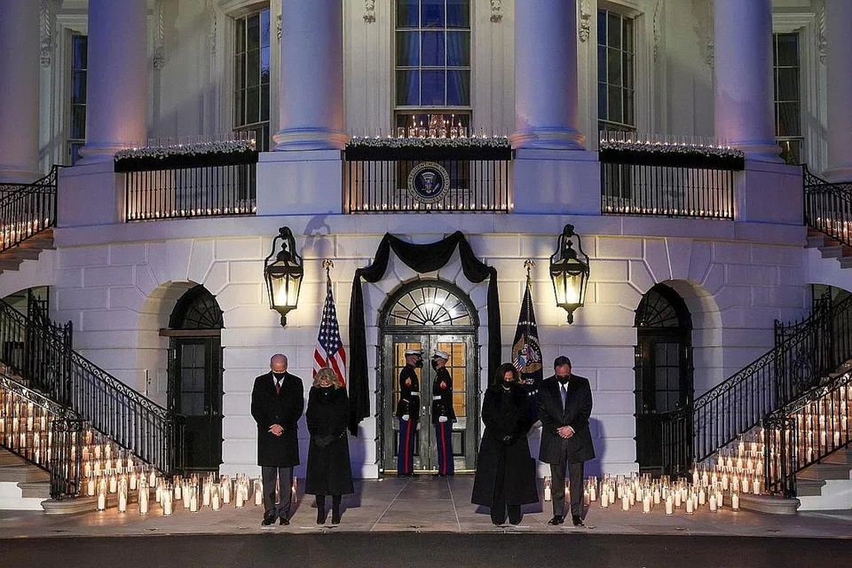 BERTAFAKUR: Encik Biden (kiri) dan Cik Kamala Harris (dua dari kanan) bersama pasangan masing-masing menghadiri majlis memperingati 500,000 warga Amerika yang telah meninggal dunia ekoran Covid-19, di Rumah Putih. - Foto REUTERS
