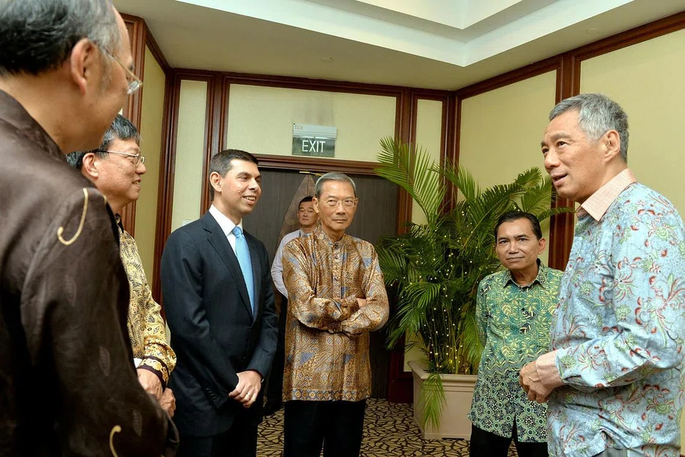 RAMAH MESRA: PM Lee berbual dengan pegawai pengurusan kanan SPH termasuk CEO SPH, Encik Alan Chan (paling kiri); Ketua Editor Kumpulan Media Inggeris/Melayu/Tamil (EMTM), Encik Warren Fernandez (tiga dari kiri); Pengerusi SPH, Dr Lee Boon Yang (tiga dari kanan) dan Editor BH/BM, Encik Saat Abdul Rahman (di kanan PM Lee). - Foto M.O. SALLEH 