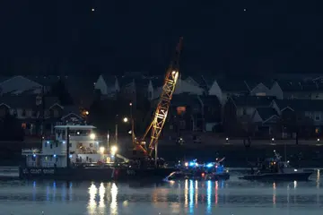 Kren pengawal pantai digunakan bagi mengangkat bangkai helikopter tentera Black Hawk menyusuli nahas udara yang turut membabitkan pesawat penumpang American Airlines di Sungai Potomac. 