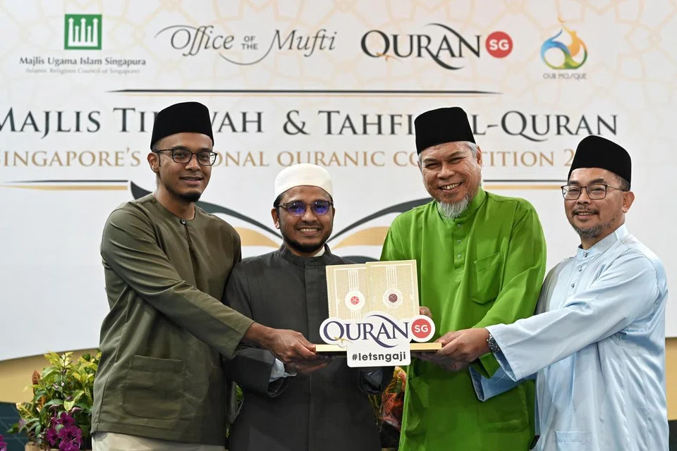 Mufti Dr Nazirudin Mohd Nasir (dua dari kiri) bersama Timbalan Ketua Eksekutif Majlis Ugama Islam Singapura (Muis), Encik Khairul Anwar (kiri); pengerusi QuranSG, Ustaz Mohamed Ali Atan (dua dari kanan) dan Pengerusi Eksekutif Masjid An-Nur, Encik Juraiman Rahim (kanan).