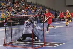 MANTAP: Pemain Singapura, Mindy Lim menjaring gol keempat pasukan menentang Australia dalam pusingan kumpulan di Kejohanan Dunia Floorball Wanita di OCBC Arena pada Ahad. 