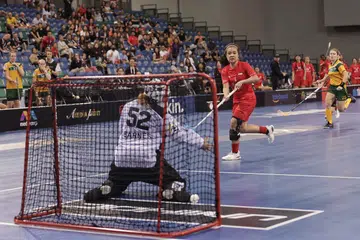 MANTAP: Pemain Singapura, Mindy Lim menjaring gol keempat pasukan menentang Australia dalam pusingan kumpulan di Kejohanan Dunia Floorball Wanita di OCBC Arena pada Ahad. 