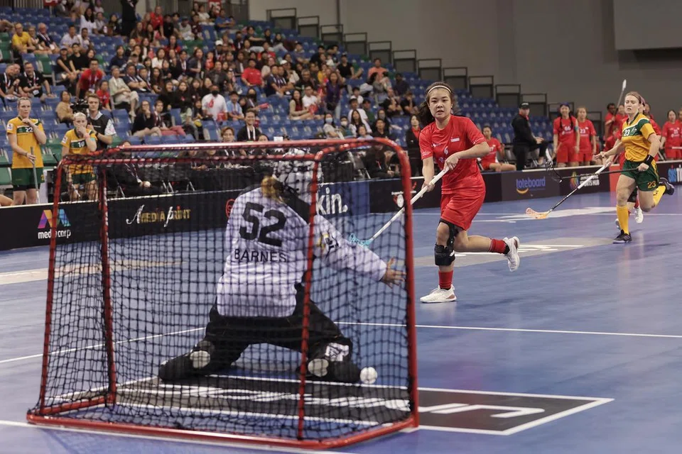 MANTAP: Pemain Singapura, Mindy Lim menjaring gol keempat pasukan menentang Australia dalam pusingan kumpulan di Kejohanan Dunia Floorball Wanita di OCBC Arena pada Ahad. 