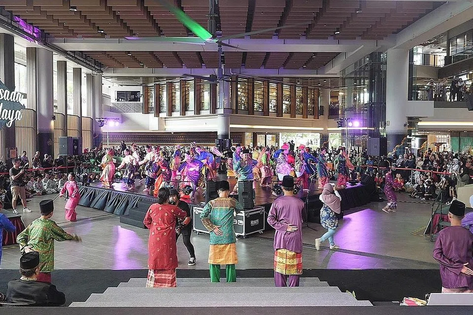 FORMAT BERBEZA: Pertandingan tarian Mutiara Tari @ WGS mempunyai pentas arena di tengah berbanding pentas biasa yang terletak di hujung. - Foto WISMA GEYLANG SERAI