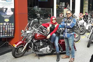 KEMALANGAN BUKAN HAMBATAN: Walaupun Erra Fazira (kiri) pernah mengalami kemalangan apabila motosikal yang ditunggangnya terbabas ke bawah lori, tidak timbul rasa gentar malah lebih bersemangat lagi buat jelitawan ini meronda jalanan dengan motosikal berkuasa tinggi. Bersamanya ialah rakan seperjuangan, Awie, ketika mereka dilantik selaku duta acara amal Bikers Unite For Charity. - Foto BERITA HARIAN MALAYSIA