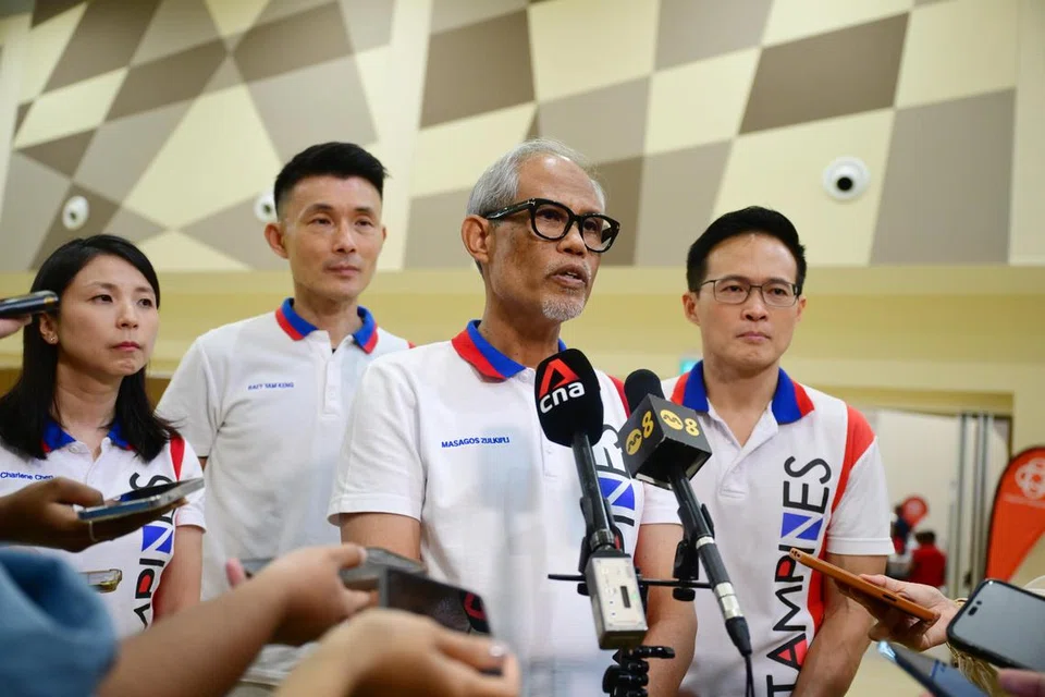 Menteri Pembangunan Sosial dan Keluarga, yang juga Menteri Bertanggungjawab bagi Ehwal Masyarakat Islam, Encik Masagos Zulkifli Masagos Mohamad, bercakap kepada media di sisi acara Meja Bundar Tindak Balas Masyarakat (CRRT) yang diadakan di Kelab Masyarakat Tampines Changkat pada 19 Oktober. Bersama beliau ialah tiga lagi AP GRC Tampines: (dari kiri) Dr Charlene Chen, penasihat kedua kepada Pertubuhan Akar Umbi GRC Tampines, Setiausaha Parlimen Kanan (Kemampanan dan Sekitaran merangkap Pengangkutan), Encik Baey Yam Keng, dan Mayor Majlis Pembangunan Masyarakat (CDC) North East, Encik Desmond Choo.