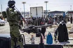 Tahanan yang telah dibebaskan sedang bersiap untuk meninggalkan kem Al-Hol dikendalikan oleh pihak Kurdi, yang menempatkan ahli keluarga anggota ISIS di Syria.