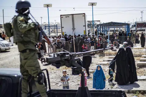 Tahanan yang telah dibebaskan sedang bersiap untuk meninggalkan kem Al-Hol dikendalikan oleh pihak Kurdi, yang menempatkan ahli keluarga anggota ISIS di Syria.