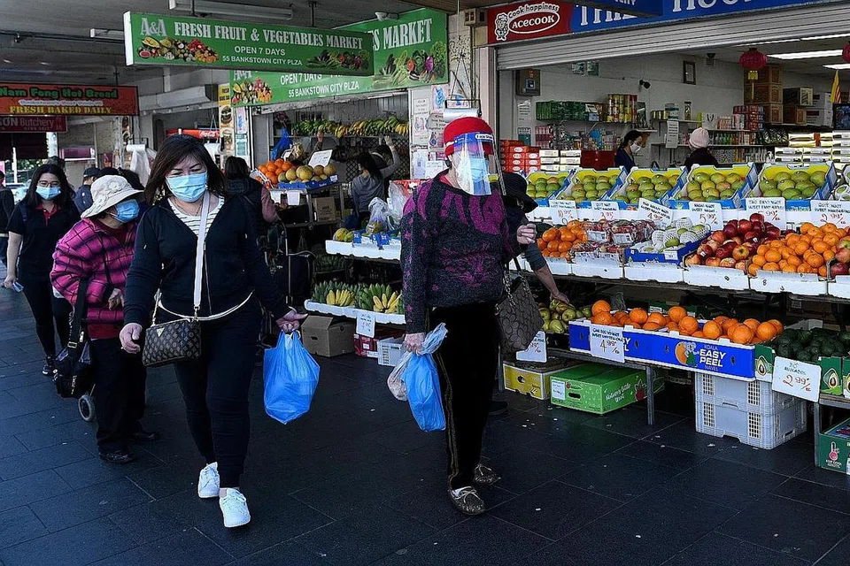 DEMI KESELAMATAN: Penduduk Sydney dilihat memakai pelitup sedang mereka keluar dari rumah untuk membeli barangan keperluan. - Foto EPA-EFE