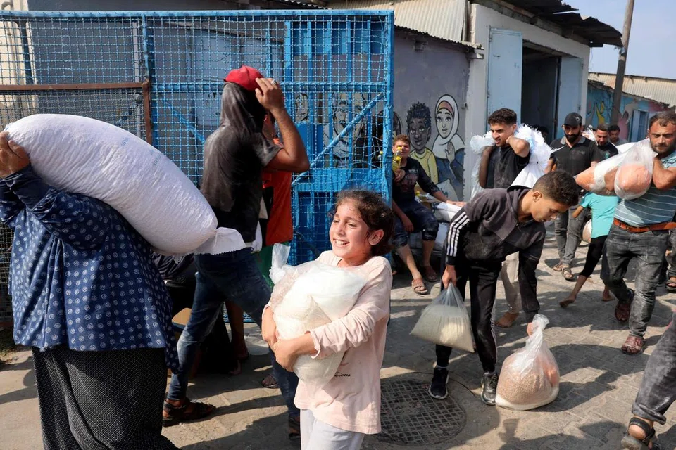 JAUH DARIPADA MENCUKUPI: Penduduk Palestin mengunjungi pusat bekalan bantuan kelolaan Pertubuhan Bangsa-Bangsa Bersatu (PBB) bagi mengambil  bahan makanan khusus buat penduduk hilang tempat tinggal di Gaza.