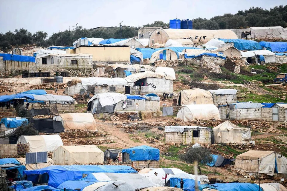 PERTEMPURAN BERTERUSAN: Gambar yang dipetik pada 2 Januari ini menunjukkan kem bagi rakyat Syria yang terusir dekat Dayr Ballut di Aleppo. - Foto AFP 