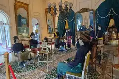 Gambaran Istana Siak Sri Indrapura bersama para pembesar Melayu dalam busana tradisional. Kerajaan Siak Sri Indrapura pernah menjadi salah satu kerajaan terkuat di Sumatera, dan kebesarannya masih terlihat melalui istana yang kukuh berdiri hingga kini. Terletak di Sri Indrapura, Kampung Dalam, Kabupaten Siak, Riau, istana ini juga dikenali sebagai Istana Asserayyah Hasyimiah atau Istana Matahari Timur. Pada 3 Mac 2004, Istana Siak Sri Indrapura telah diiktiraf sebagai tapak warisan budaya.