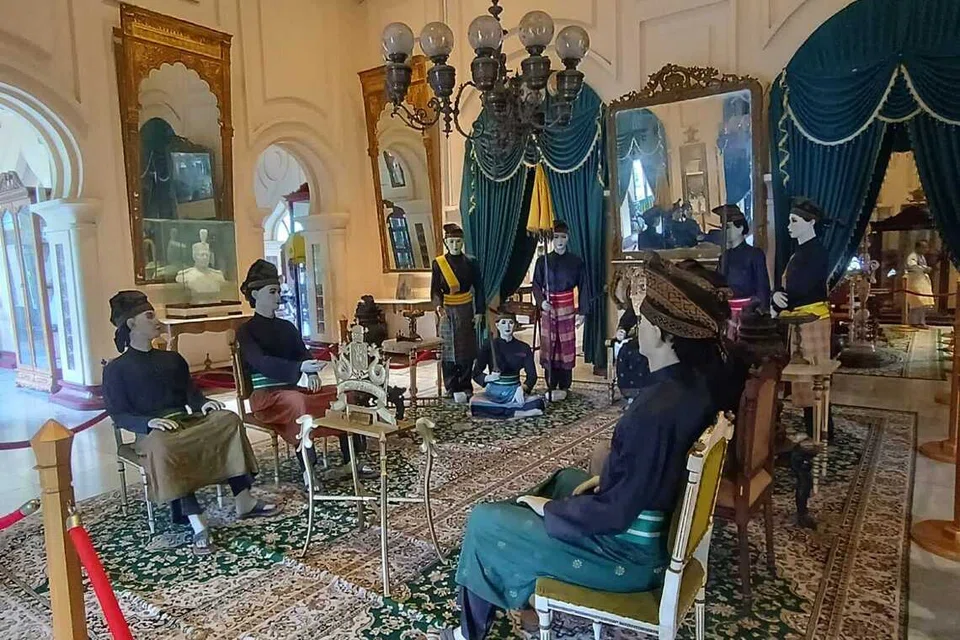 Gambaran Istana Siak Sri Indrapura bersama para pembesar Melayu dalam busana tradisional. Kerajaan Siak Sri Indrapura pernah menjadi salah satu kerajaan terkuat di Sumatera, dan kebesarannya masih terlihat melalui istana yang kukuh berdiri hingga kini. Terletak di Sri Indrapura, Kampung Dalam, Kabupaten Siak, Riau, istana ini juga dikenali sebagai Istana Asserayyah Hasyimiah atau Istana Matahari Timur. Pada 3 Mac 2004, Istana Siak Sri Indrapura telah diiktiraf sebagai tapak warisan budaya.