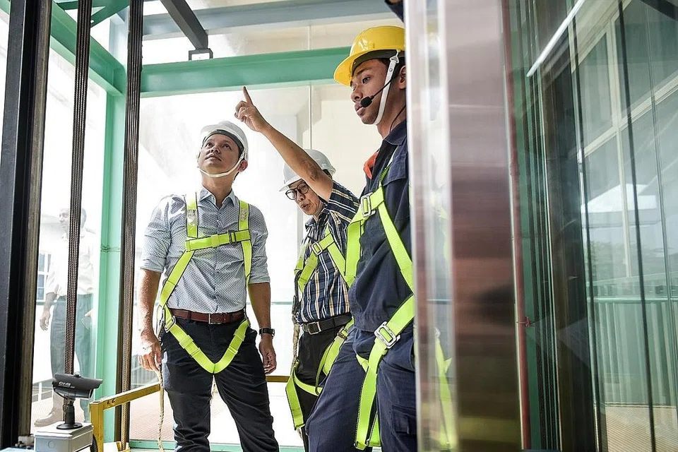 TINGKAT KEUPAYAAN SEKTOR LIF: Encik Zaqy Mohamad meninjau kemudahan latihan di Kolej Timur Institut Pendidikan Teknikal (ITE) semalam. Beliau juga berada di sana untuk menyaksikan majlis menandatangani Memorandum Persefahaman (MOU) antara ITE dan Penguasa Bangunan dan Pembinaan (BCA) dalam usaha meningkatkan keupayaan dalam sektor Lif dan Eskalator. - Foto BH oleh MATTHIAS ONG