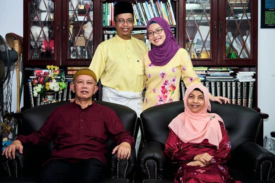 Encik Amirul Azam dan isteri gembira dpaat berkunjung ke rumah ibu bapanya pada pagi Hari Raya hari ini.