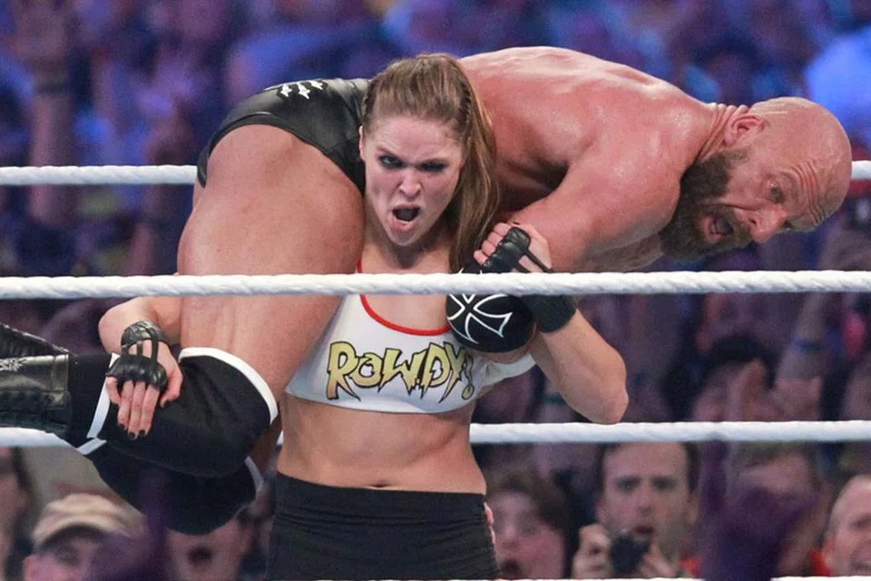 MAMPU MELANGKAH JAUH: Rousey menunjukkan kekuatan dan kemampuannya beraksi dalam gelanggang WWE apabila beliau membuat persembahan cukup menarik, termasuk aksi mengangkat Triple H. - Foto WWE