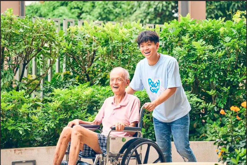 Encik Lee (kiri) menjalin persahabatan bersama Encik Leong dengan berbicara tentang minat sama, termasuk pengalaman mereka mempelajari bahasa Mandarin di sekolah dan menimba kemahiran baru.