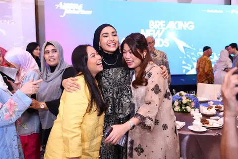 ‘KAKI MAKAN’ BERTEMU PENYANYI: Penulis ruangan Kaki Makan, Gaya Hidup BH, Nur Syuhrah Hassan (kiri) dan Dahlia Zulkifli (kanan), mesra bergambar dengan penerima Anugerah Jauhari Harapan, Shazza atau nama asalnya, Shareefa Aminah Abdul Shariff.