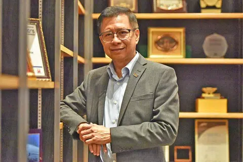 PERANAM BARU: Pengalaman Dr Ahmad Magad dalam politik dan bertugas di syarikat berbilang negara (MNC) berguna bagi pembangunan Persekutuan Perkilangan Singapura (SMF). - Foto BH oleh JOSEPH CHUA