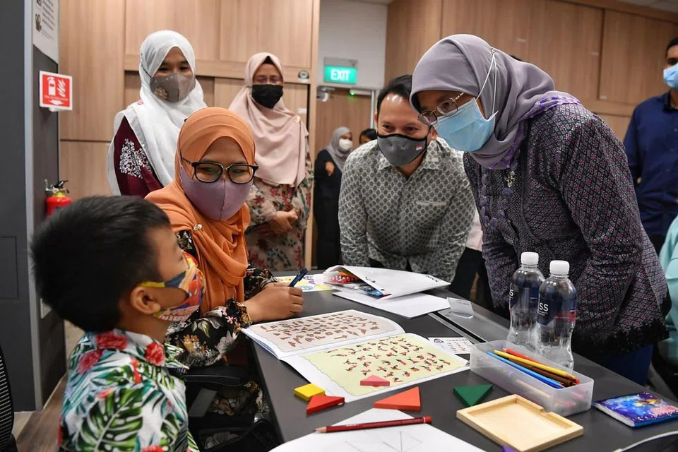 MANFAAT PROGRAM: (Dari kanan) Presiden Halimah Yacob dan Encik Zaqy Mohamad beramah tamah dengan peserta KelasMatematika. - Foto fail