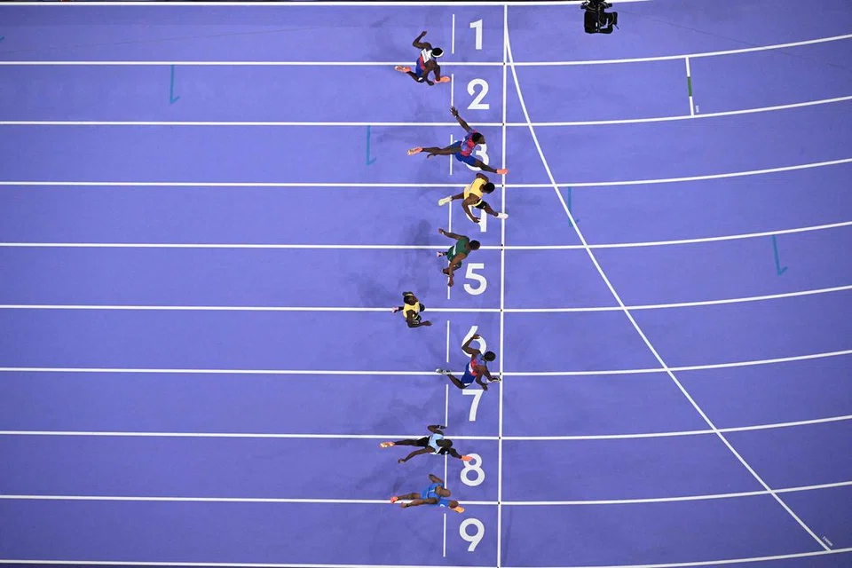 Gambaran di garis tamat lari pecut 100 meter yang menunjukkan persaingan sengit pada 4 Ogos.