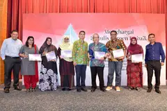 BARISAN PEMENANG: Para pemenang dan pengelola Program Mencari Kristal, Encik Chairul Fahmy Hussaini, bergambar bersama tetamu kehormat, Setiausaha Parlimen Kanan (Pendidikan merangkap Pembangunan Sosial dan Keluarga), Profesor Madya Muhammad Faishal Ibrahim (lima dari kiri), dan Editor Berita Harian, Encik Saat Abdul Rahman (paling kanan). - Foto CHAIRUL FAHMY HUSSAINI