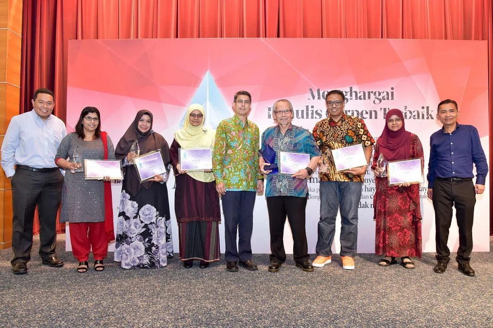 BARISAN PEMENANG: Para pemenang dan pengelola Program Mencari Kristal, Encik Chairul Fahmy Hussaini, bergambar bersama tetamu kehormat, Setiausaha Parlimen Kanan (Pendidikan merangkap Pembangunan Sosial dan Keluarga), Profesor Madya Muhammad Faishal Ibrahim (lima dari kiri), dan Editor Berita Harian, Encik Saat Abdul Rahman (paling kanan). - Foto CHAIRUL FAHMY HUSSAINI