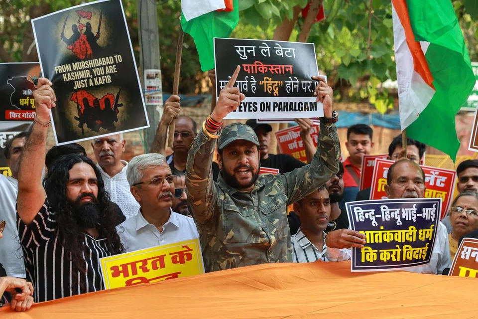 Anggota Yayasan Selamatkan India bersama para penyokong menghadiri tunjuk perasaan membantah serangan berdarah ke atas pelancong di Kashmir yang ditadbir India, di New Delhi, India, pada 23 April 2025. Sekurang-kurangnya 26 orang terbunuh dan belasan lagi cedera selepas sekumpulan lelaki bersenjata melepaskan tembakan ke arah sekumpulan pelancong, dalam apa yang digambarkan oleh pihak berkuasa wilayah sebagai serangan paling serius terhadap orang awam dalam beberapa tahun kebelakangan ini.