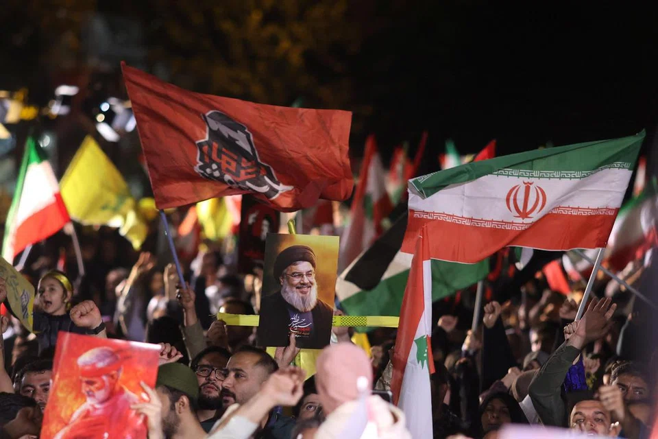 Rakyat Iran meraikan di jalan raya selepas Kor Pengawal Revolusi Iran (IRGC) melancarkan serangan peluru berpandu ke atas Israel, pada 1 Oktober.