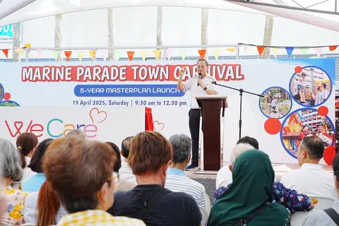 Menteri Tenaga Manusia, Dr Tan See Leng mengumumkan projek-projek yang bakal dijalankan di bawah Pelan Induk 5 Tahun Bandar Marine Parade.