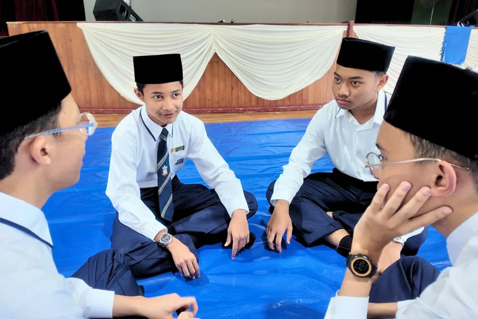 Selain menekuni Al-Quran, perbincangan tentang manfaat dan kebaikan Ramadan sering dilakukan dalam kalangan pelajar, demi meraih ganjaran yang baik.