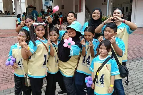 Cik Sarimah Amat (barisan hadapan, tiga dari kanan) bersama kanak-kanak di bawah program ‘Champs’, sebuah inisiatif bimbingan dan sokongan masyarakat yang diasaskannya untuk membantu golongan kanak-kanak daripada keluarga memerlukan.