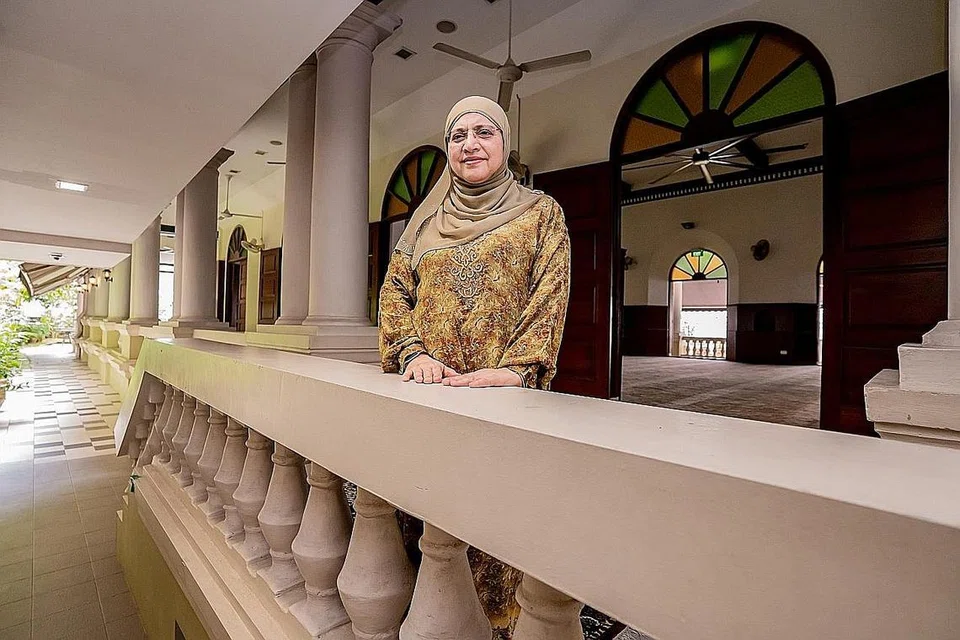 KENANG SEJARAH MASJID: Sharifah Zahra Syed Junied Aljunied yang merupakan generasi kelima pengasas Masjid Omar Kampong Melaka, Syed Omar Ali Aljunied, menghargai kisah perjuangan ramai individu yang menjadikan masjid pertama dan tertua Singapura itu bertahan selama 202 tahun hingga kini. - Foto BM oleh NUR DIYANA TAHA