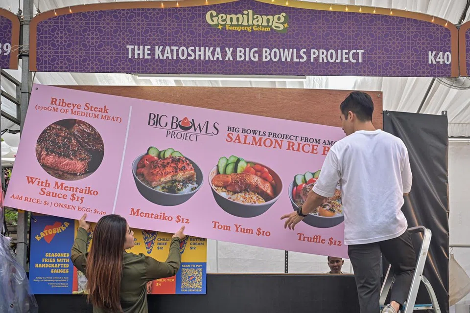 Dua syarikat tempatan, Big Bowls Project dan Katoshka, mengambil keputusan berganding bahu menyewa gerai di Bazar Kampong Gelam demi mengharungi kos sewa gerai yang tinggi.