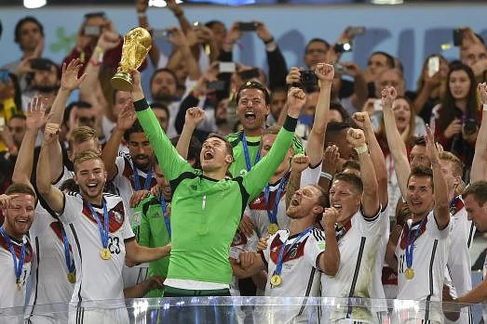 JUADA DUNIA: Manuel Neuer menjulang Piala Dunia bersama rakan sepasukannya di Stadium Maracana sebentar tadi.