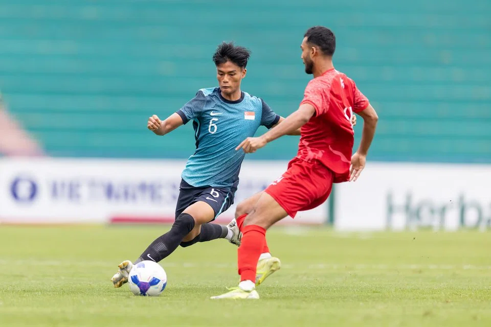 Pemain pertahanan Singapura, Raoul Suhaimi. 