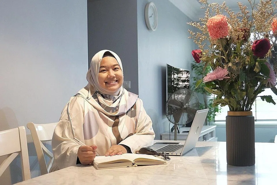 AKHIRNYA DAPAT PEKERJAAN: Cik Nadiah Mohd Nasser berjaya mendapat pekerjaan sebagai eksekutif penyampaian perkhidmatan di sebuah firma teknologi maklumat (IT) hasil bantuan WSG selepas lebih dua tahun menganggur. - Foto BH oleh GAVIN FOO