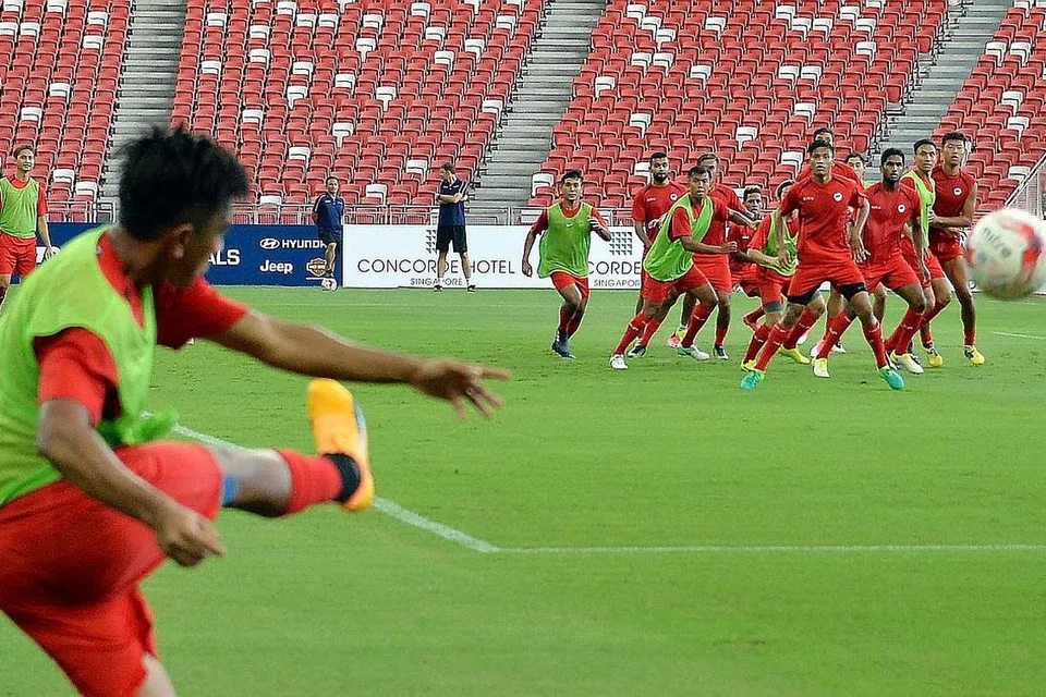 GIGIH BERLATIH: Pasukan Pilihan Singapura berlatih 'set piece' mereka sewaktu latihan menjelang perlawanan menentang pasukan PKNS. - Foto ZAINAL YAHYA