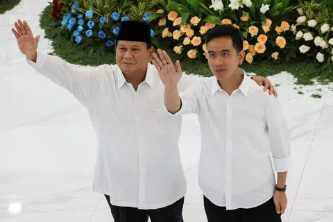 Presiden Indonesia yang dipilih, Encik Prabowo Subianto (kiri), bersama calon gandingan bagi jawatan Naib Presiden, Encik Gibran Rakabuming Raka, melambai pada 24 April menyusuli Suruhanjaya Pilihan Raya Umum (KPU) secara rasmi mengisytiharkan kemenangan mereka dalam pilihan raya lalu.
