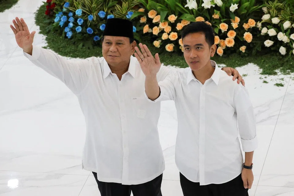 Presiden Indonesia yang dipilih, Encik Prabowo Subianto (kiri), bersama calon gandingan bagi jawatan Naib Presiden, Encik Gibran Rakabuming Raka, melambai pada 24 April menyusuli Suruhanjaya Pilihan Raya Umum (KPU) secara rasmi mengisytiharkan kemenangan mereka dalam pilihan raya lalu.