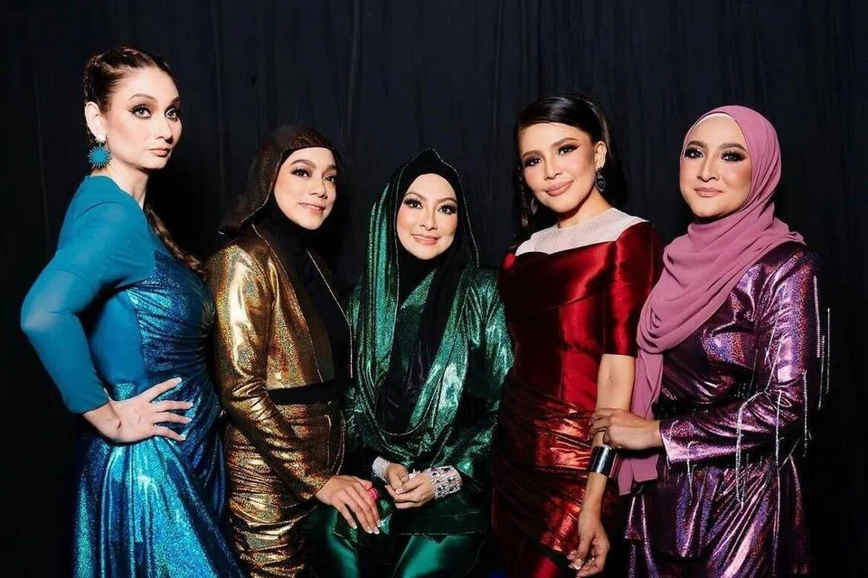 Kumpulan X-Factor tampil sebagai artis undangan dalam konsert Elite yang menampilkan (dari kiri) Sasha Saidin, Linda Rafar, Abby Abadi, Watie Sadali dan Azza Zawari di Dewan Plenary, Pusat Konvensyen Kuala Lumpur, Malaysia, pada 20 September 2025.