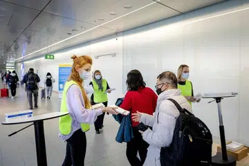MAKLUMKAN LANGKAH KAWALAN: Petugas dari Khidmat Kesihatan Perbandaran Belanda berada di lapangan terbang Schiphol di Amsterdam, Belanda, bagi mengagihkan alat ujian Covid-19 secara percuma kepada pengembara yang tiba dari China, pada Rabu (4 Jan). 