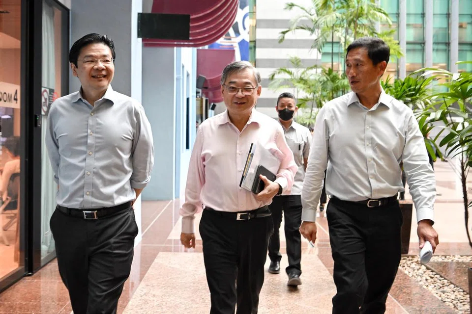 Bakal Perdana Menteri, Encik Lawrence Wong (kiri), banyak bekerjasama dengan Menteri Perdagangan dan Perusahaan, Encik Gan Kim Yong (tengah), dalam menangani pandemik Covid-19. Bersama mereka ialah Menteri Kesihatan, Encik Ong Ye Kung. 