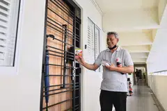 EDAR RISALAH: Sukarelawan pasukan kempen calon Presiden, Encik Tan Kin Lian, melawat rumah ke rumah dan mengedarkan risalah di 181 Stirling Road.