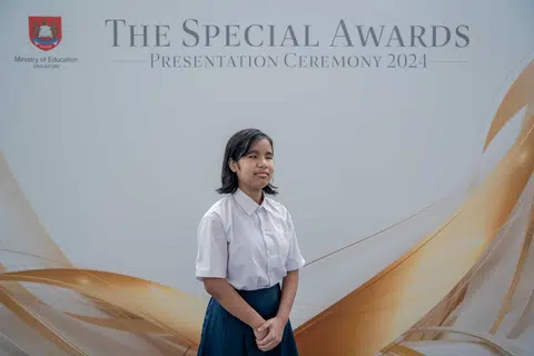 Afrin Alyssa Mohamed Aidil, yang suka mencuba dan memberikan yang terbaik, merupakan antara penerima anugerah dalam Majlis Anugerah Istimewa di Pusat Kebudayaan Universiti, Universiti Nasional Singapura (NUS), pada 27 Ogos.