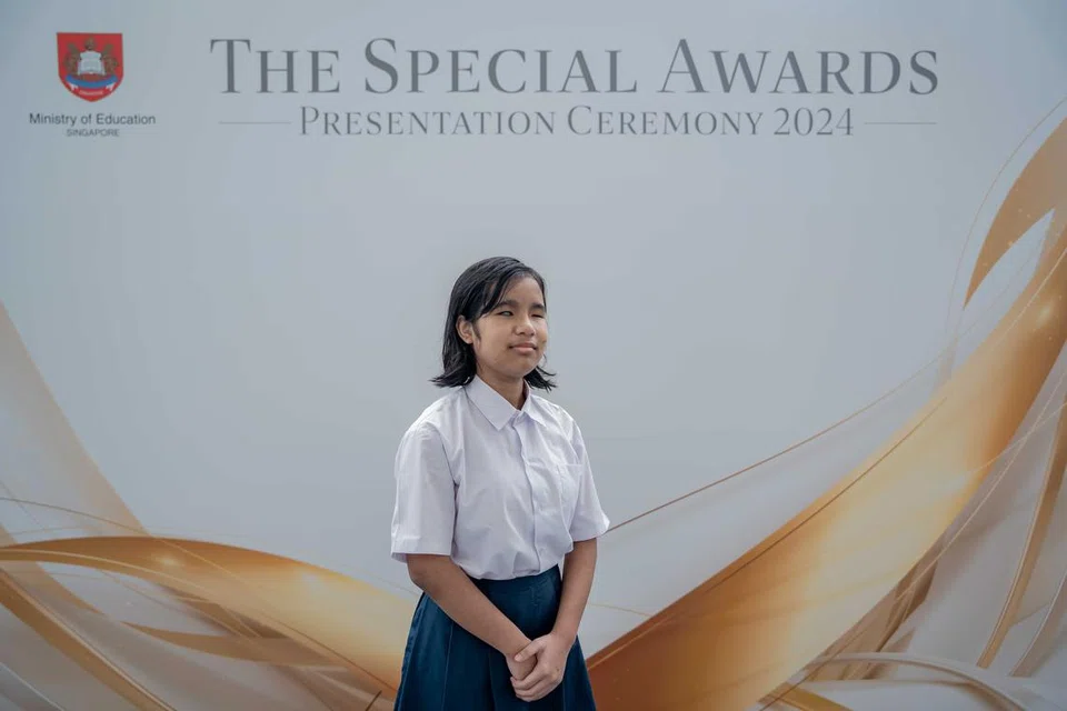 Afrin Alyssa Mohamed Aidil, yang suka mencuba dan memberikan yang terbaik, merupakan antara penerima anugerah dalam Majlis Anugerah Istimewa di Pusat Kebudayaan Universiti, Universiti Nasional Singapura (NUS), pada 27 Ogos.